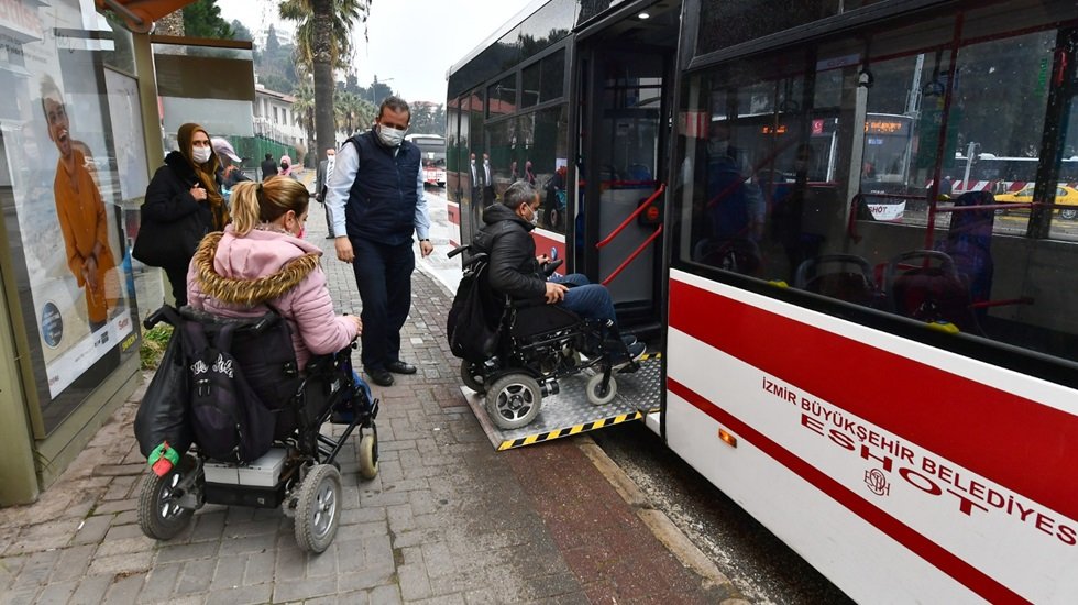 İzmir&rsquo;in otob&uuml;slerinde tekerlekli sandalye engeli yok...