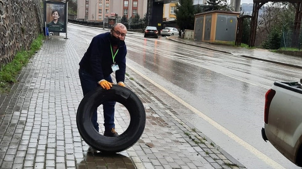 İzmit Belediyesi, atık lastikleri geri d&ouml;n&uuml;şt&uuml;r&uuml;yor