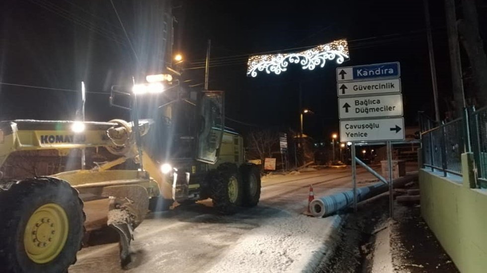 İzmit Belediyesi&rsquo;nden gece g&uuml;nd&uuml;z karla m&uuml;cadele&hellip;.