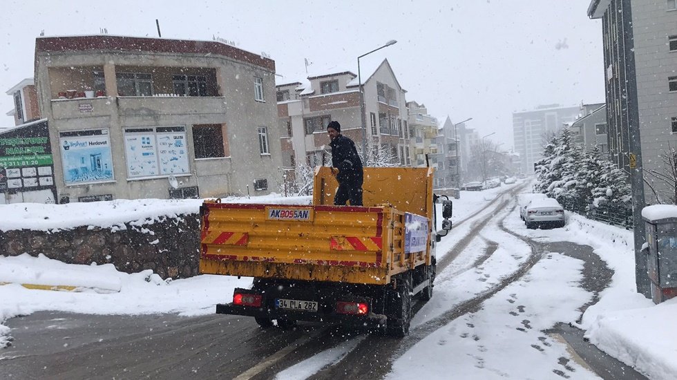 İzmit Belediyesi&rsquo;nin karla m&uuml;cadelesi gece g&uuml;nd&uuml;z s&uuml;r&uuml;yor
