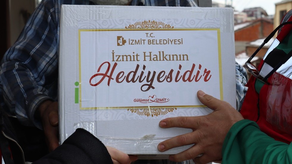 İzmit Halkının, ihtiya&ccedil; sahibi vatandaşlara Ramazan kolisi desteği başladı