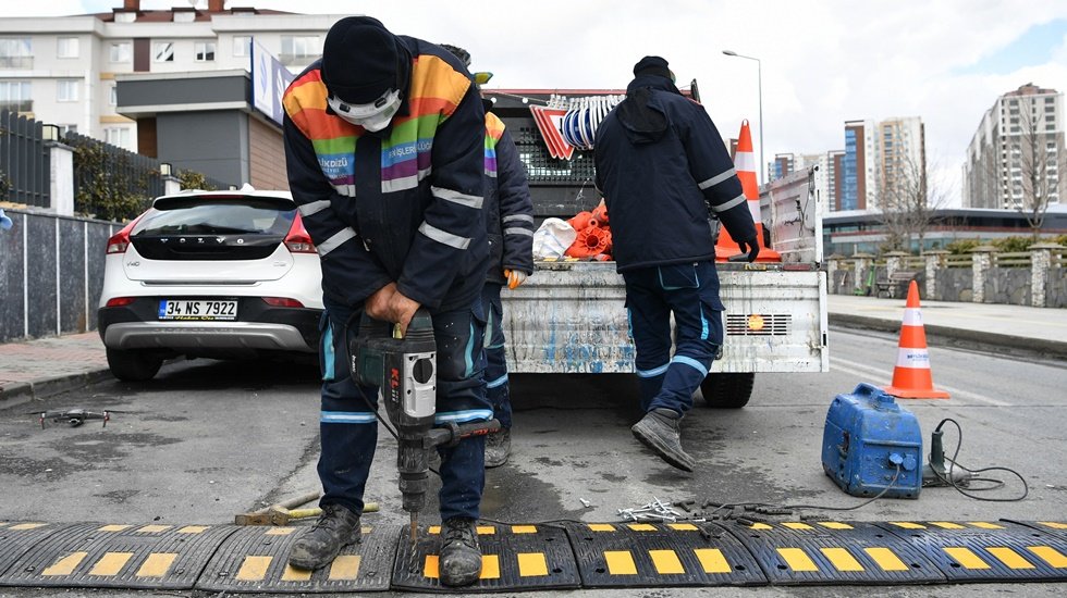 Kar yağışından zarar gören yollar onarılıyor