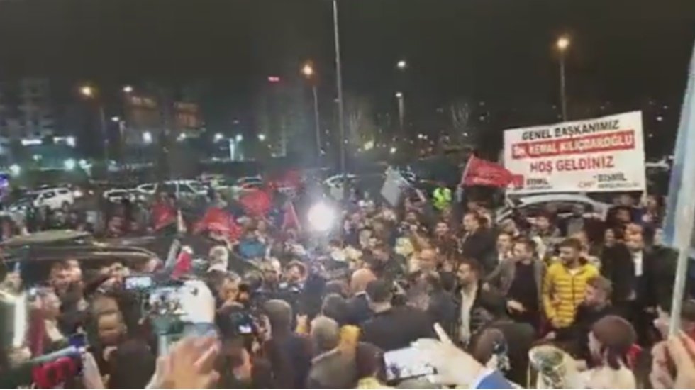 Kılı&ccedil;daroğlu Diyarbakır&rsquo;da sloganlarla karşılandı
