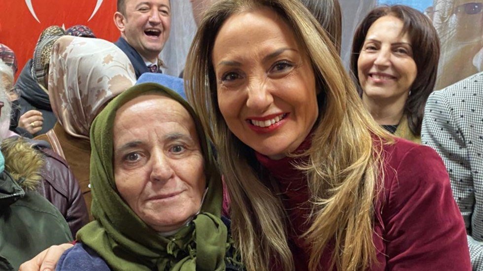Nazlıaka, partiye yeni &uuml;ye olan &ccedil;ok sayıda kadına rozet taktı