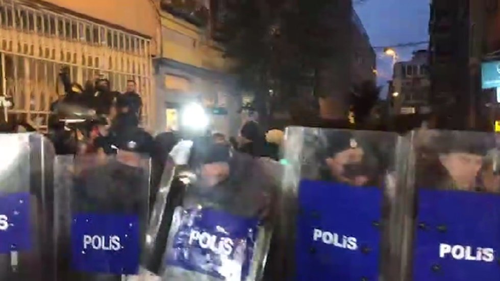 Polis&rsquo;ten Taksim'de kadınlara sert m&uuml;dahale&hellip;