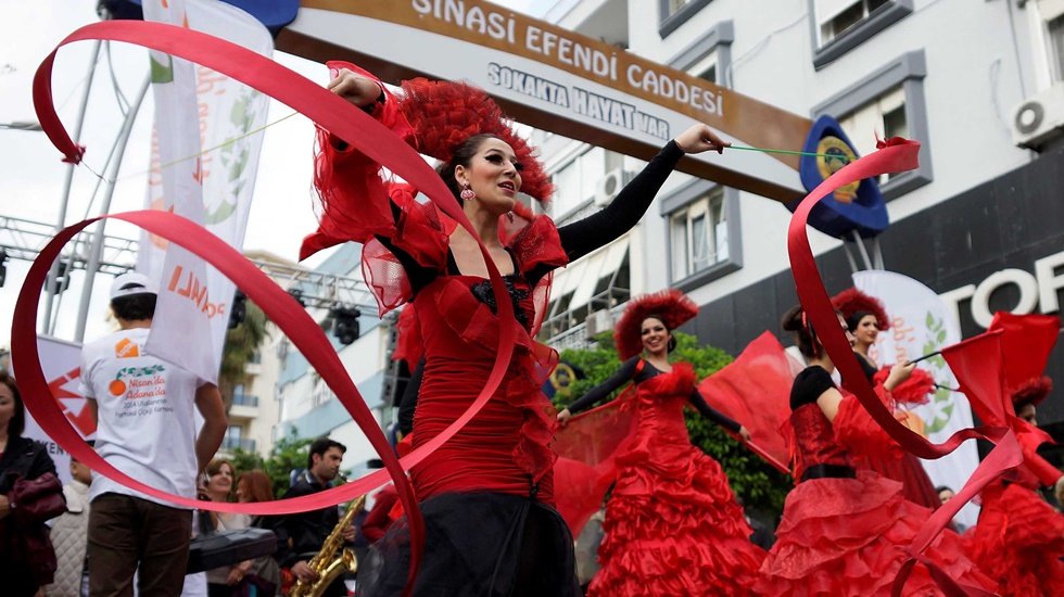 Portakal &Ccedil;i&ccedil;eği Karnavalının Adana sokaklarına d&ouml;n&uuml;ş&uuml; muhteşem oldu