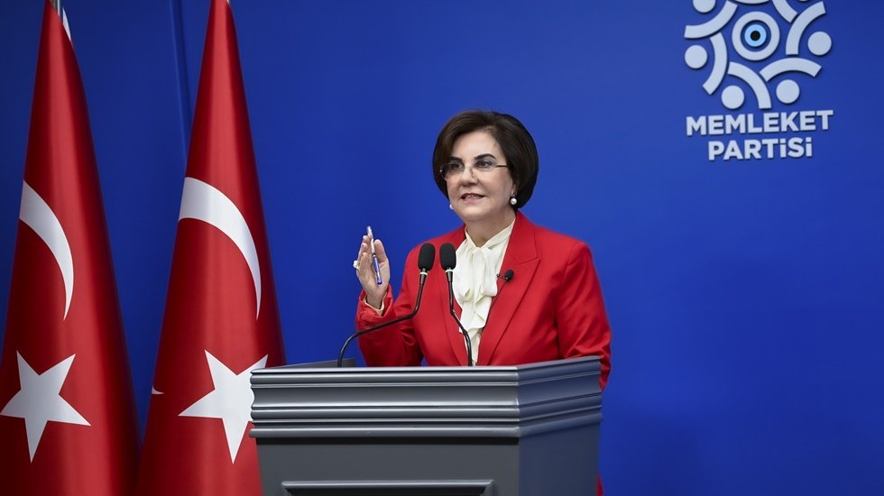 Usluer: &ldquo;Kadını &ouml;tekileştiren, siyaseti kadınsızlaştıran partilere oy moy yok!&rdquo;