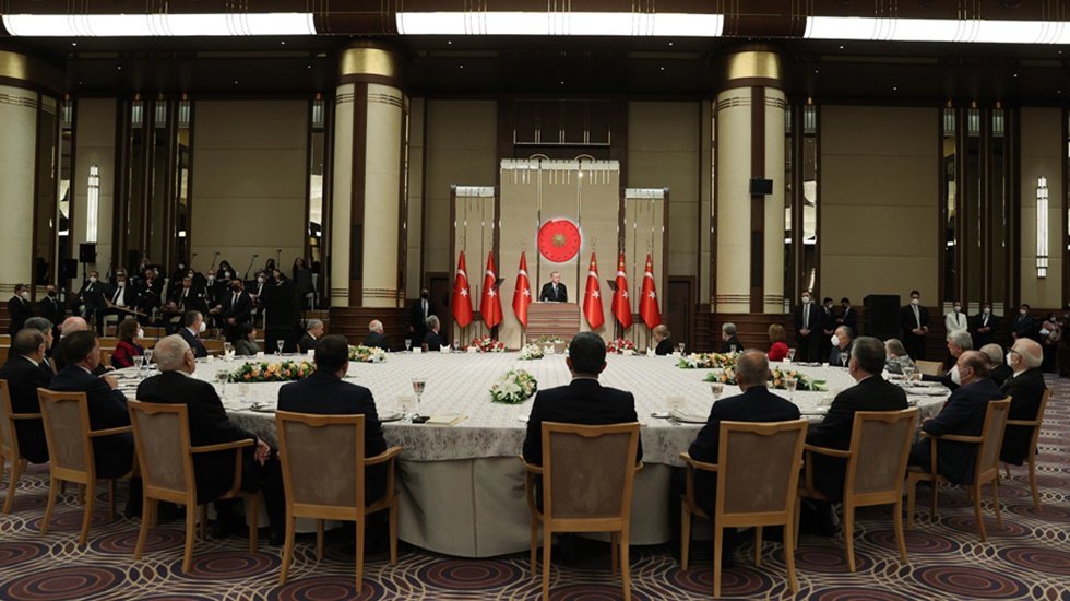 Saray'da yemekli toplantıya CHP&rsquo;den tepki: "Parasını kim &ouml;dedi?"