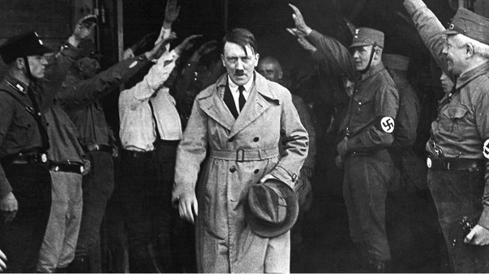 &Uuml;niversite&rsquo;de Hitler skandalı: Apar topar kaldırdılar
