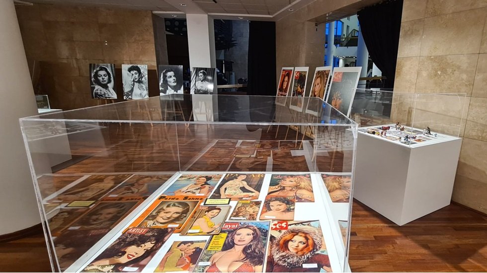 &ldquo;Y&uuml;zyirmiyedi Yaşındaki Gen&ccedil;, Sinema&rdquo; sergisi İzmir'de a&ccedil;ıldı