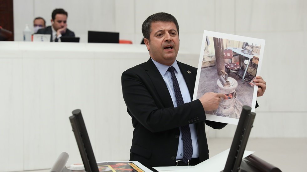Zamlar nedeniyle terzi ütüsünü soba üzerinde ısıtıyor