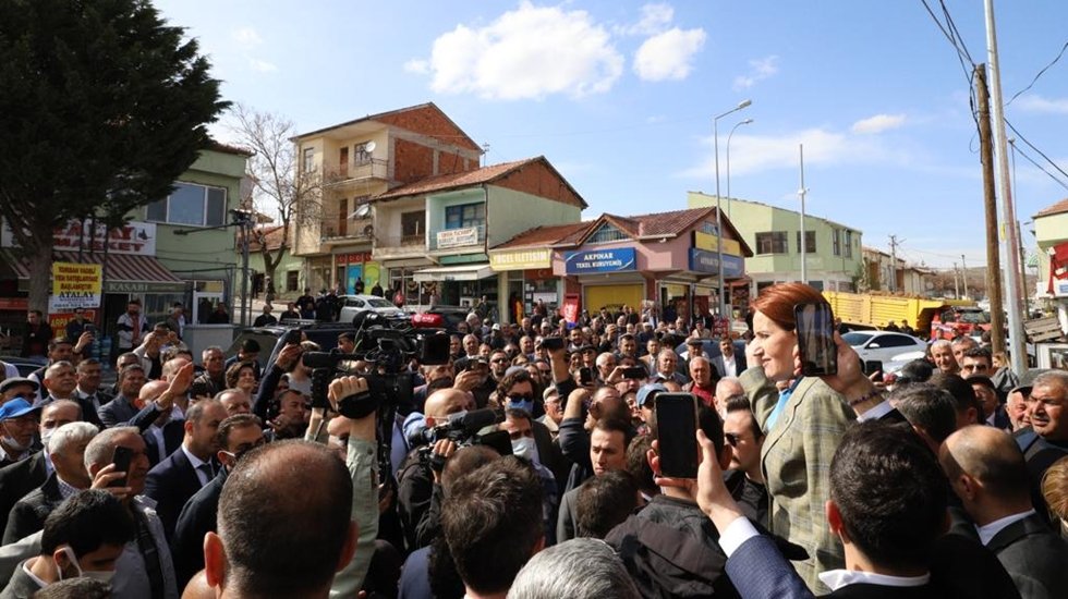 Akşener'den Kırşehir'de miting gibi esnaf ziyareti