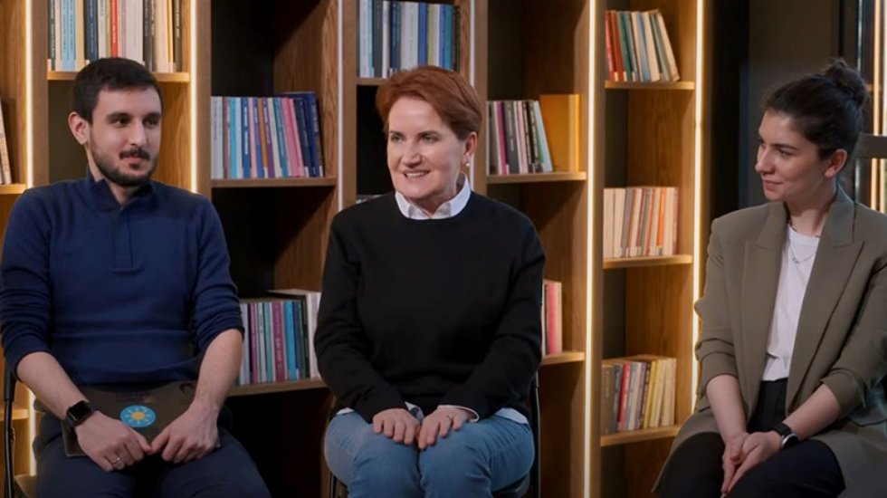 Akşener, gen&ccedil;lerle buluştu: Bu h&uuml;k&uuml;met T&uuml;rk gen&ccedil;liğine bir gen&ccedil;lik bor&ccedil;lu