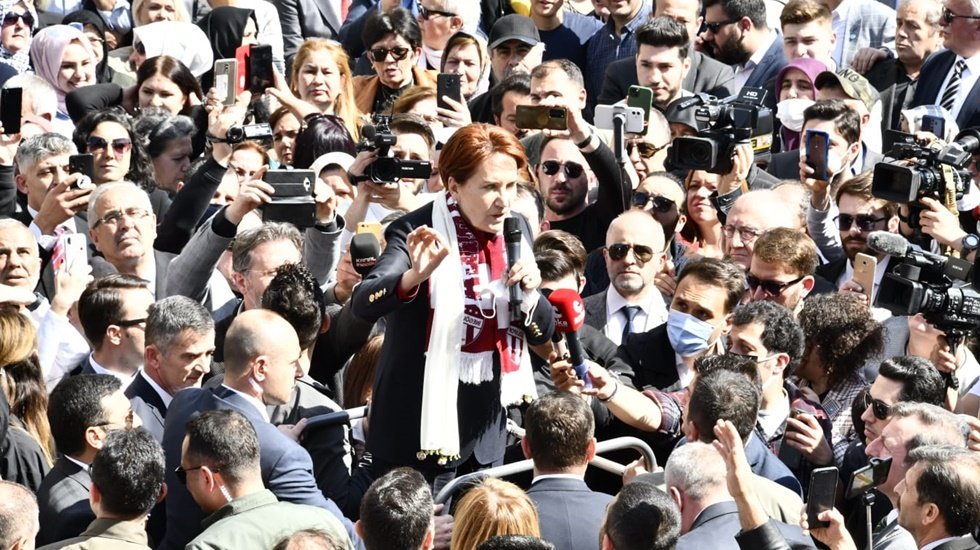 Akşener: "Y&uuml;z&uuml;k sahibi ne yapıyor? Y&uuml;z&uuml;k sahibi d&uuml;nyanın en zenginleri ile aşık atıyor&rdquo;