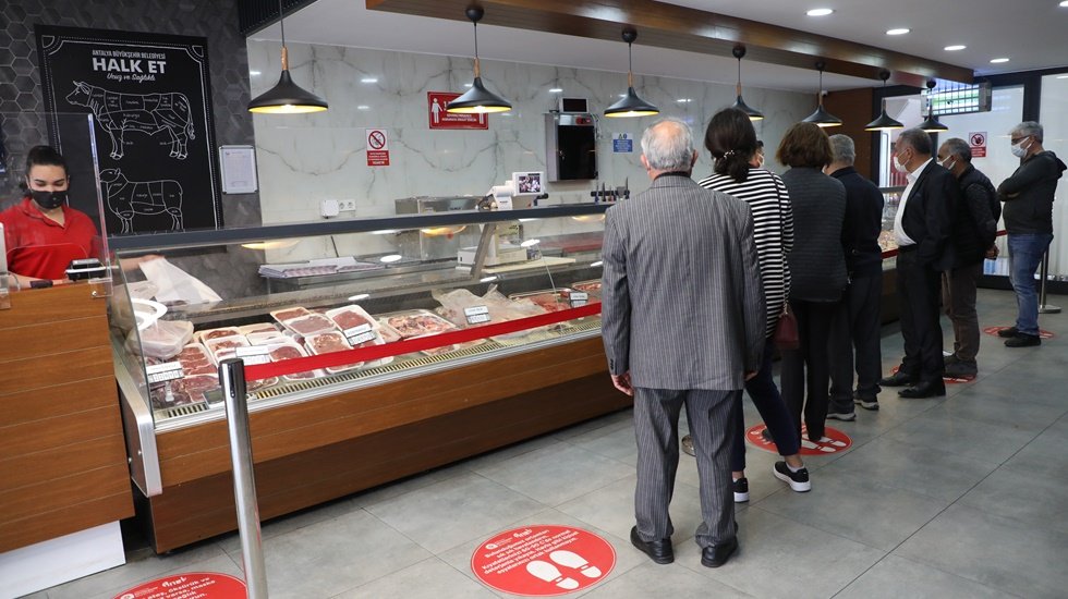 Antalyalılar Piyasaya g&ouml;re daha ucuz Halk Et&rsquo;ten alışveriş yapıyor