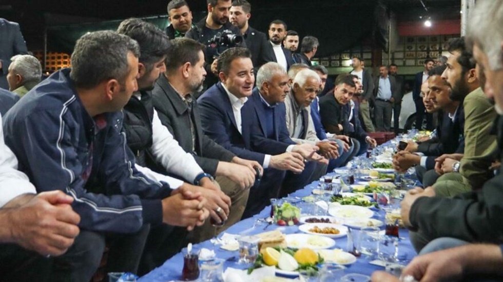 Babacan: &ldquo;Biz hen&uuml;z ittifakta değiliz. Altı partili masada &ccedil;alışma alanlarına katkı sunuyoruz&rdquo;
