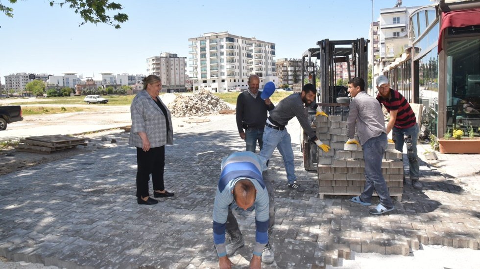 Başkan Erdem: "Yollarımızı da yapıyoruz, iş&ccedil;ilerimizin maaşını da &ouml;d&uuml;yoruz"