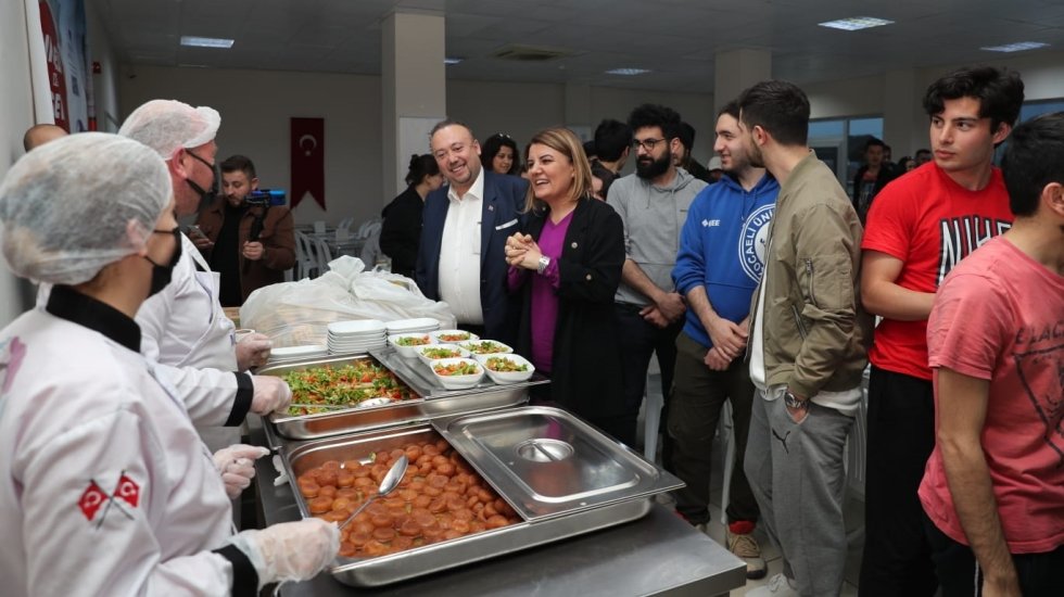 Başkan H&uuml;rriyet, Anne Eli projesi kapsamında &ouml;ğrencilerle iftar yaptı