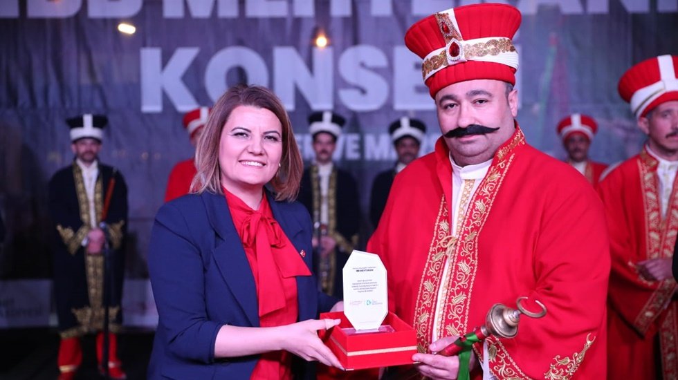 Başkan H&uuml;rriyet&rsquo;ten İBB Mehteran takımına plaket...