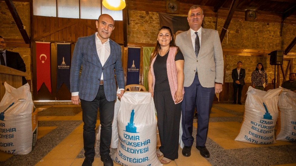 Başkan Soyer yem fiyatlarından canı yanan &uuml;reticiye desteğini s&uuml;rd&uuml;r&uuml;yor