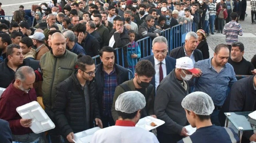Bin beş y&uuml;z kişiye verilecek iftar yemeği i&ccedil;in 4 bin kişi sıraya girdi