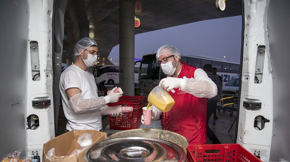 B&uuml;y&uuml;kşehir&rsquo;den otogar da iftarlık &ccedil;orba. Yolcular iftarlarını &ldquo;ekmek &ccedil;orba&rdquo; ile a&ccedil;ıyor