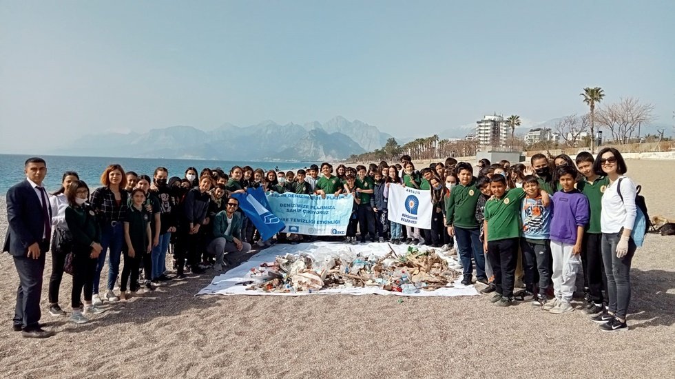 B&uuml;y&uuml;kşehir ve &ouml;ğrencilerden sahil temizliği