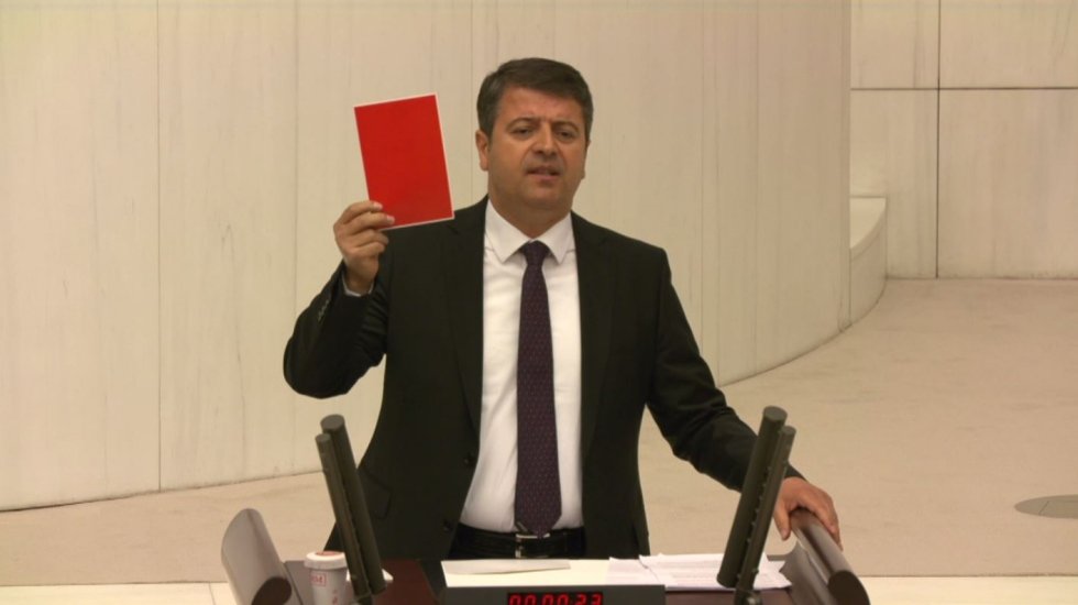 CHP&rsquo;li vekil AKP&rsquo;ye kırmızı kart g&ouml;sterdi: "Milletimiz sizi ilk se&ccedil;imde saha dışına itecek"