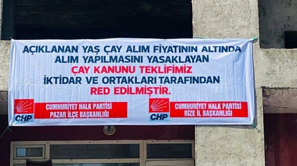 CHP'nin "&ccedil;ay kanunu" afişleri polisler tarafından indirildi.