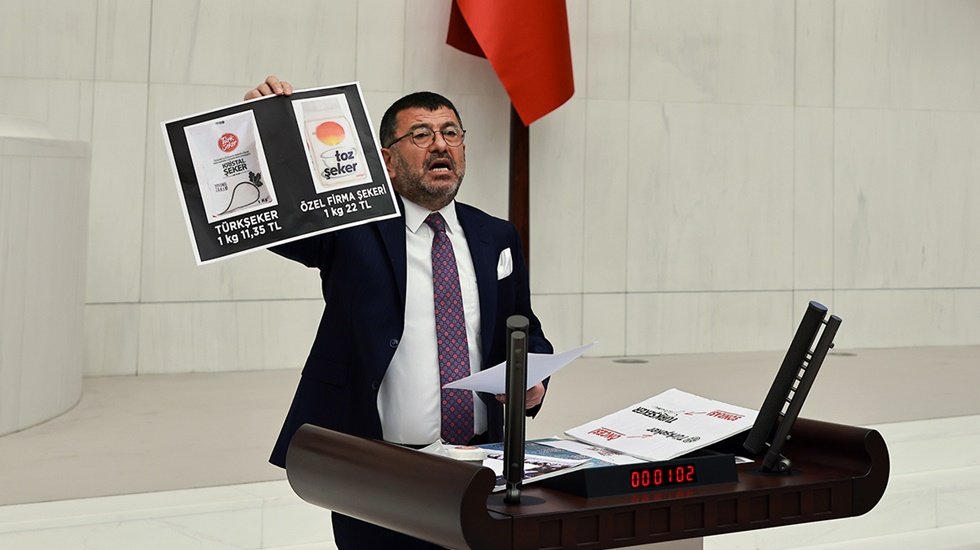Daha 2018&rsquo;de 10 tane şeker fabrikasını milletin g&ouml;z&uuml;n&uuml;n i&ccedil;ine baka baka sattınız