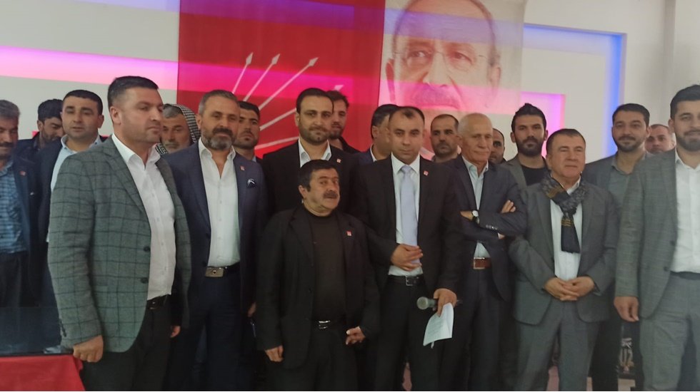 Diyarbakır'da AKP ve MHP&rsquo;den CHP&rsquo;ye ge&ccedil;en 150 kişiye rozet takıldı