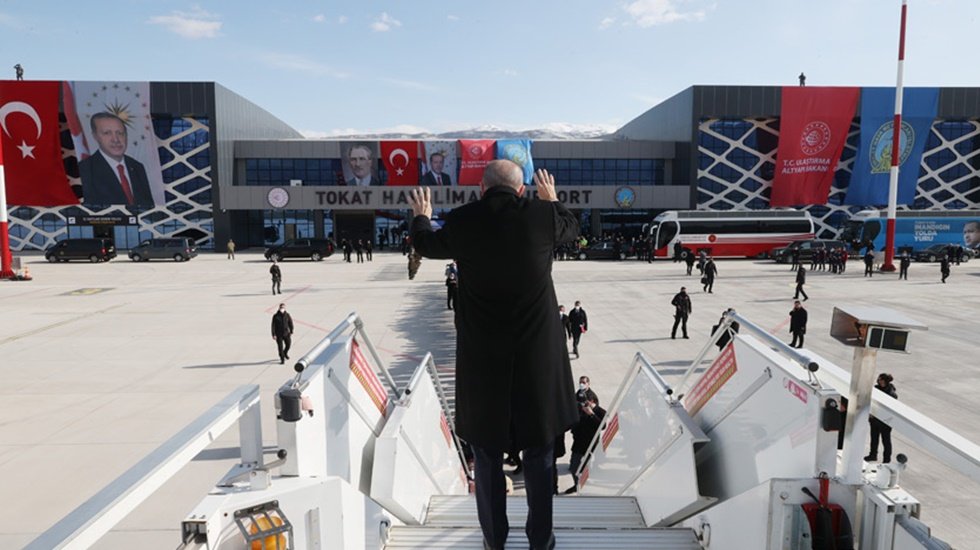 Erdoğan'ın ge&ccedil;en ay a&ccedil;tığı Tokat Havalimanı'na u&ccedil;ak inemedi