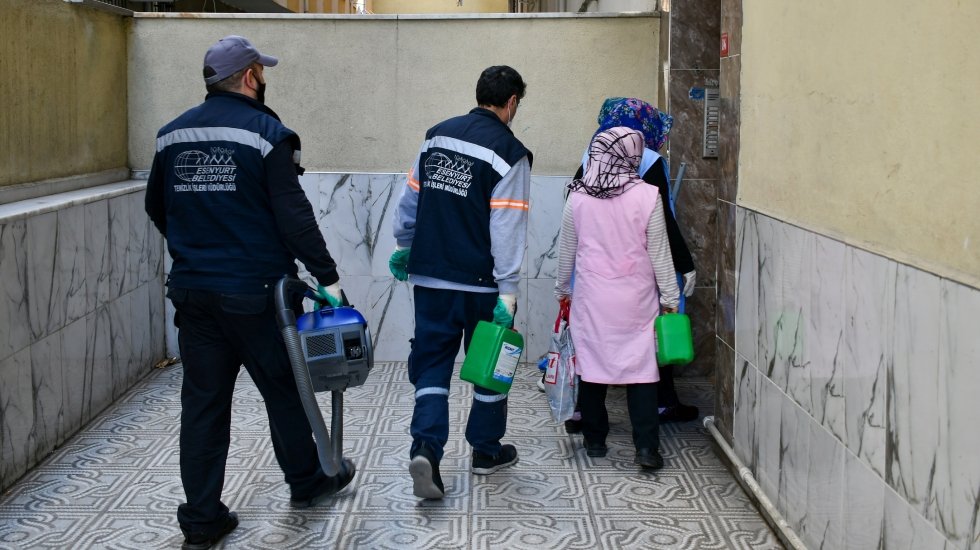 Esenyurt Belediyesi, ‘evde temizlik’ hizmeti ile de ihtiyaç sahiplerine destek oluyor