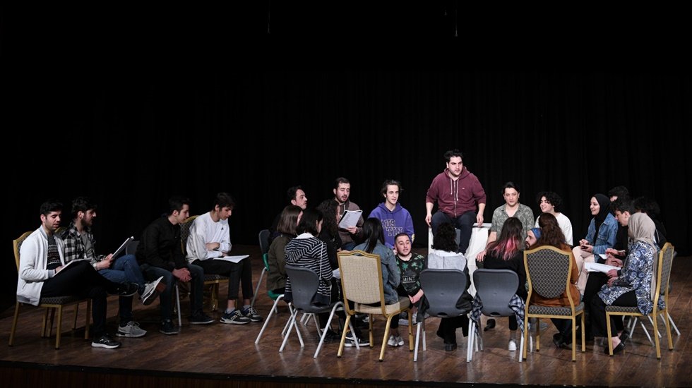 Esenyurt&rsquo;ta g&uuml;zel şeyler oluyor: &ldquo;Tiyatroda mutluyum&rdquo;