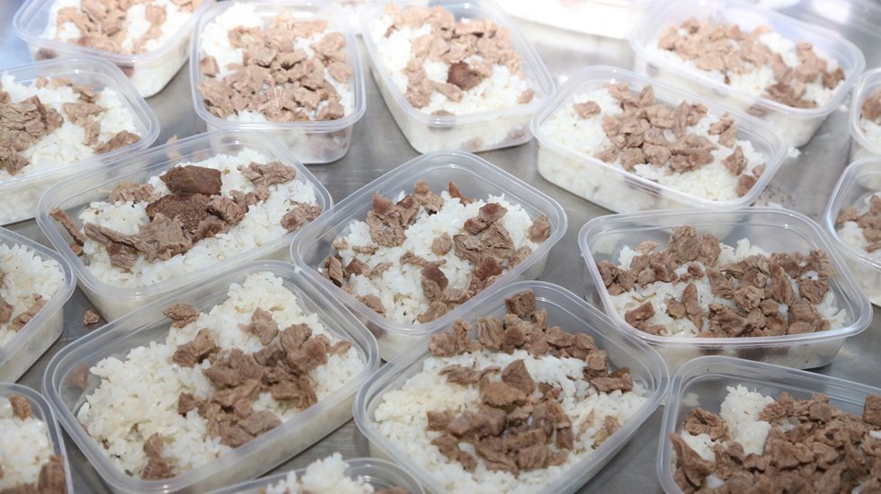 Dar gelirliler 'Mahalle Mutfağı&rsquo;yla kaliteli yemeği ucuza yiyecek