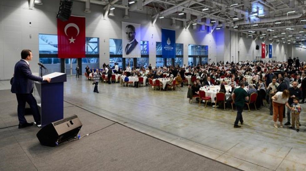 İmamoğlu İftarda konuştu: &ldquo;Halk Ekmek arabaları &uuml;&ccedil; g&uuml;nde bir d&uuml;nyayı turluyor&rdquo;