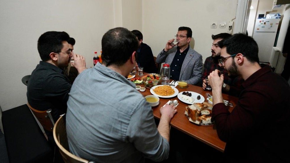 İmamoğlu, İftarını 6 tıp &ouml;ğrencisiyle a&ccedil;tı