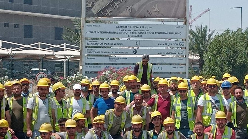 İzmir Şehir Hastanesi inşaatında &ccedil;alışan y&uuml;zlerce iş&ccedil;i direnişe ge&ccedil;ti!