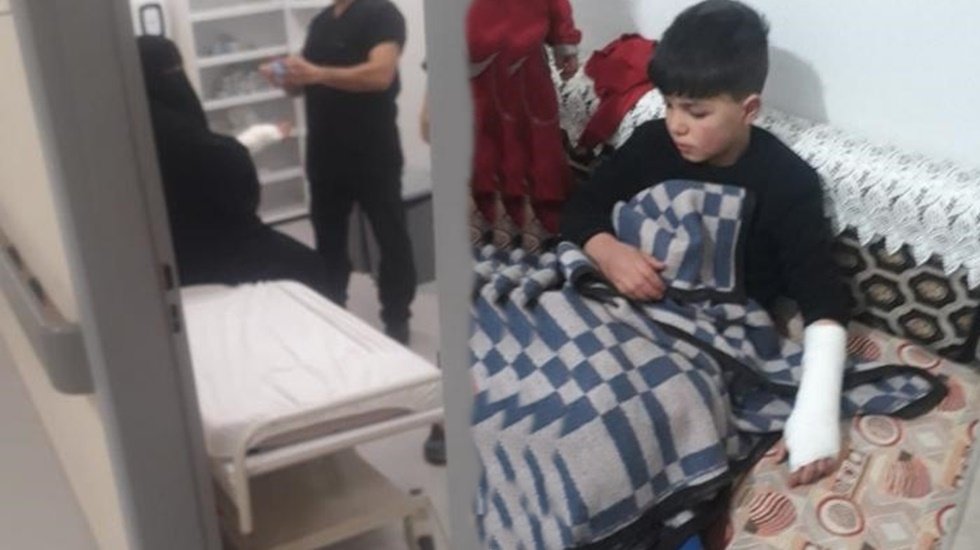 'Kedi besliyor&rsquo; bahanesiyle Suriyeli 9 yaşındaki &ccedil;ocuğun kolunu kırdılar&hellip;