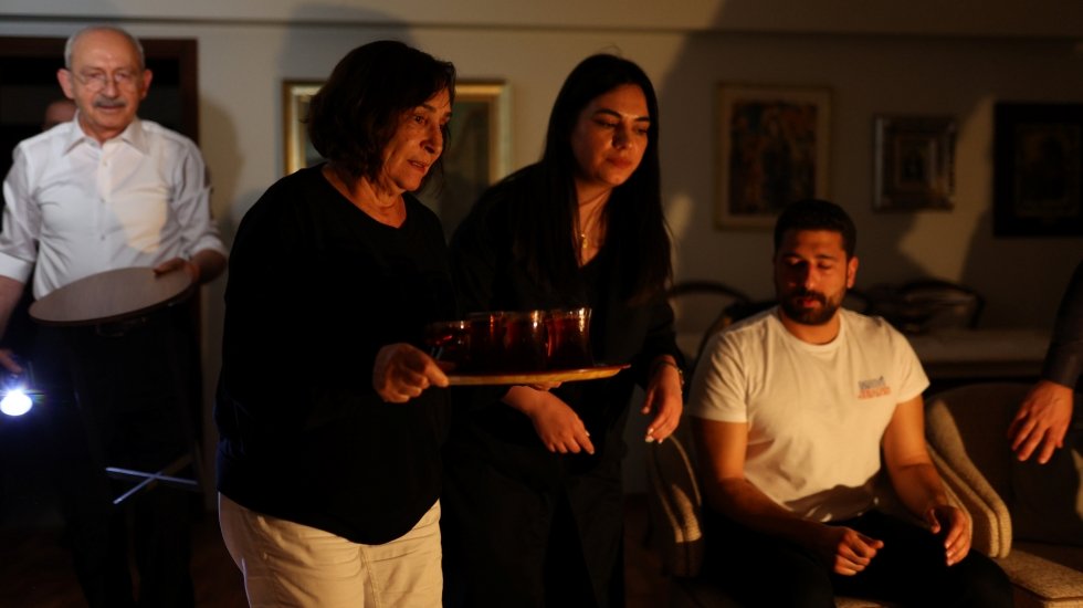 Kılı&ccedil;daroğlu ailesi, gen&ccedil;leri evinde ağırladı