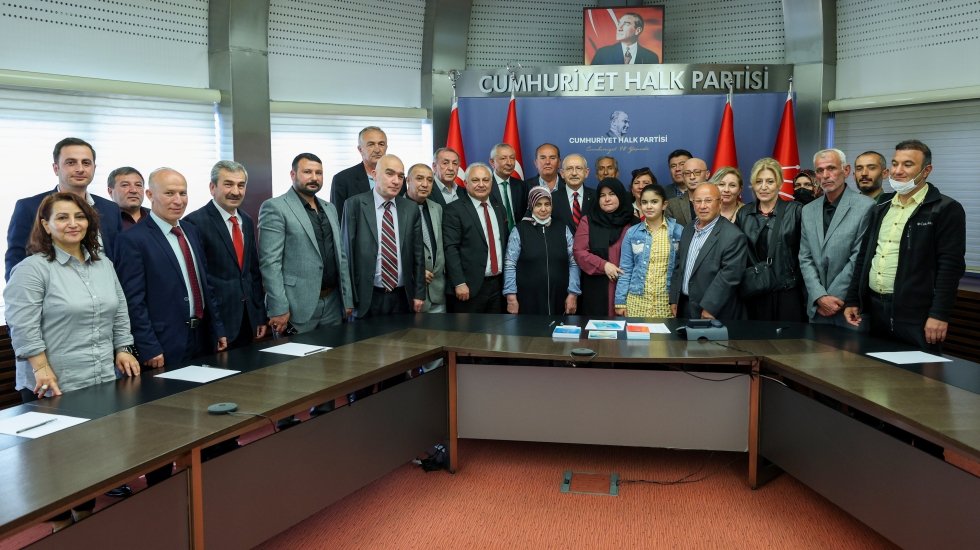 Kılı&ccedil;daroğlu, CHP'ye yeni katılan &uuml;yelerle buluştu