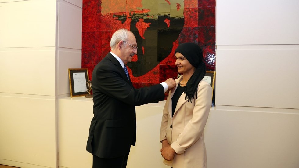 Kılı&ccedil;daroğlu, MHP&rsquo;den istifa ederek CHP&rsquo;ye &uuml;ye olan kadın &uuml;yeyi makamında ağırladı