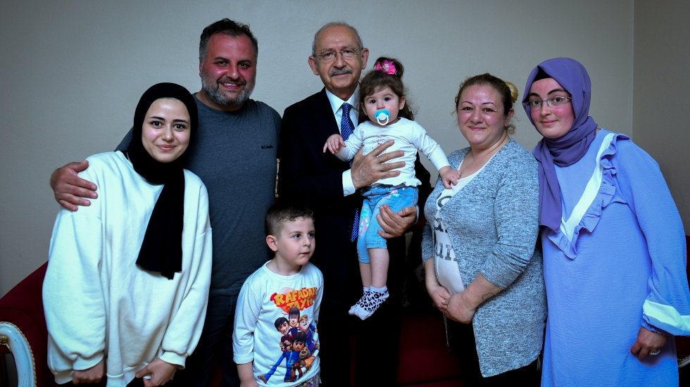 Kılı&ccedil;daroğlu'ndan elektrik borcunu &ouml;deyemeyen aileye dayanışma ziyareti