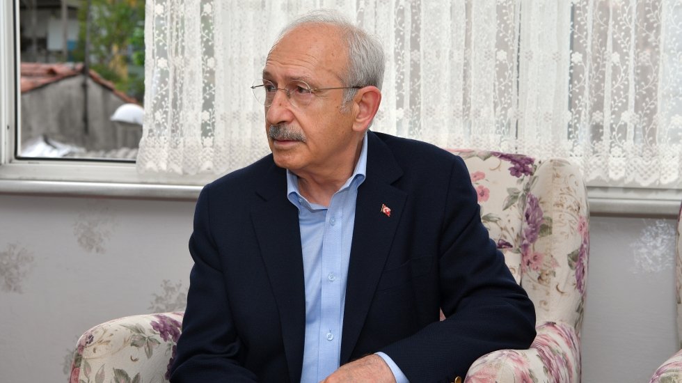 Kılı&ccedil;daroğlu'ndan intihar eden gencin ailesine taziye ziyareti