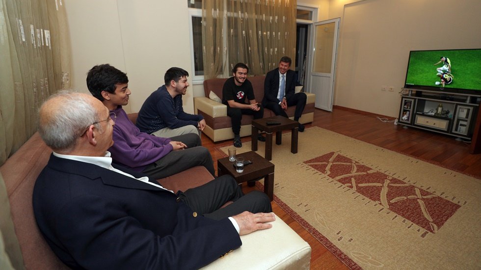 Kılı&ccedil;daroğlu&rsquo;ndan &uuml;niversite &ouml;ğrencilerinin evine ziyaret