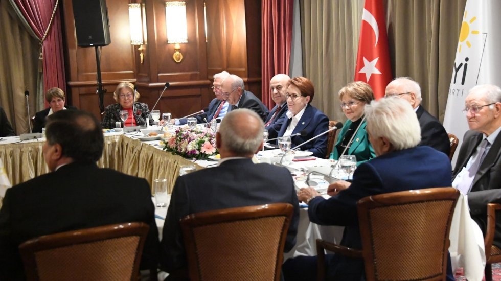 Meral Akşener, eski milletvekilleri ve bakanlarla iftar yaptı