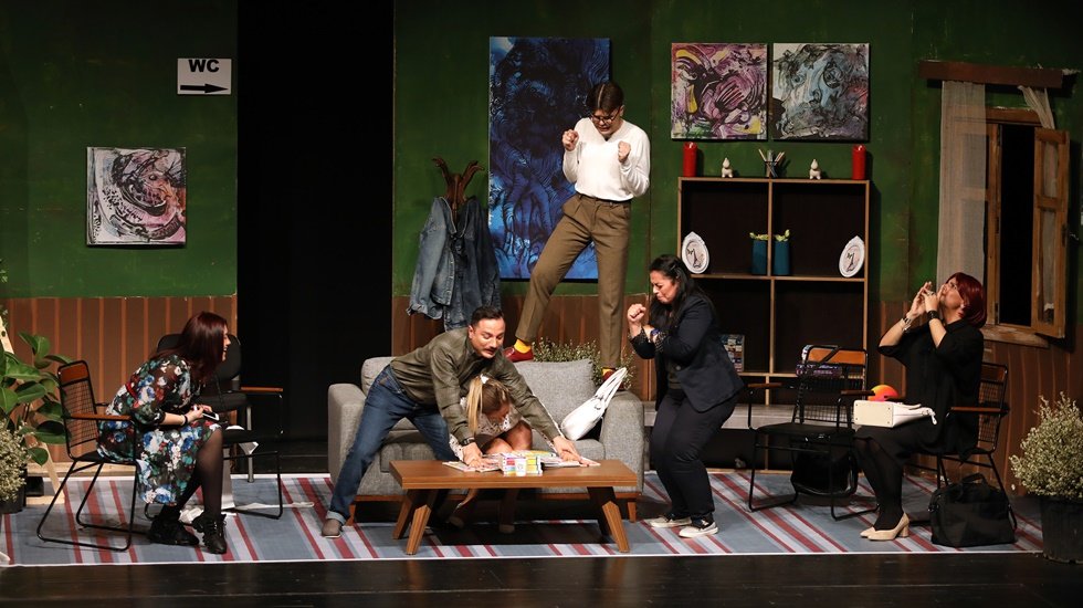 &ldquo;OKB OKB&rdquo; tiyatro oyununun pr&ouml;miyeri Mersin&rsquo;de ayakta alkışlandı...