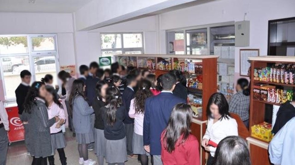 Okul m&uuml;d&uuml;r&uuml;nden 'oru&ccedil;luların yanında yemek yemeyin' talimatı