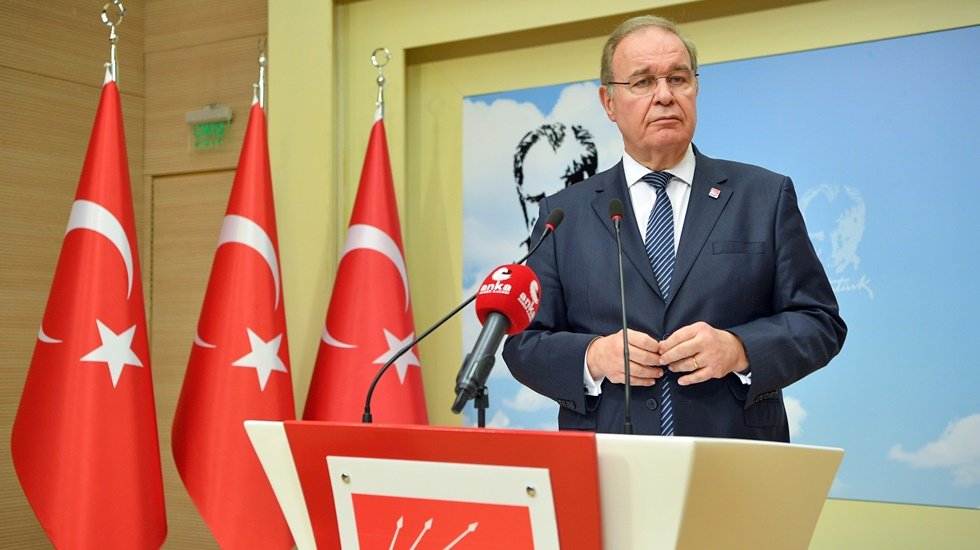 &Ouml;ztrak: "Bu h&uuml;k&uuml;met kendi vatandaşına Ali kıran baş kesen...