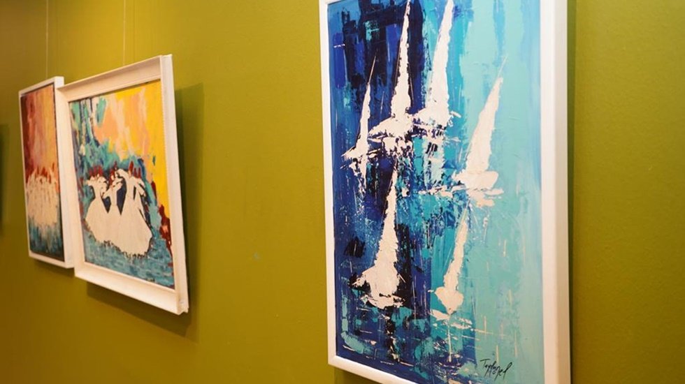 Ressam &Ouml;nel&rsquo;in, &lsquo;Renkler ve Lekeler&rsquo; isimli sergisi, Ayvalık&rsquo;ta